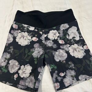 Floral High-Rise Bike Shorts - Black with White/Gray Roses